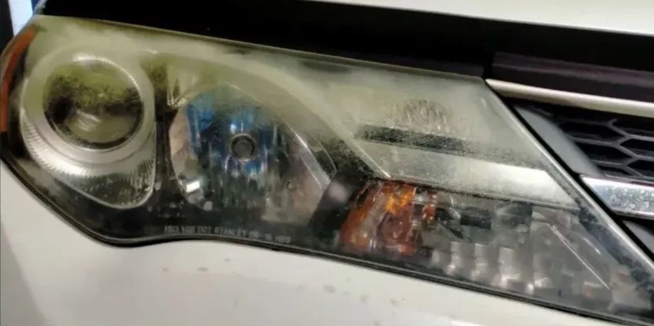 VW z żółtymi reflektorami